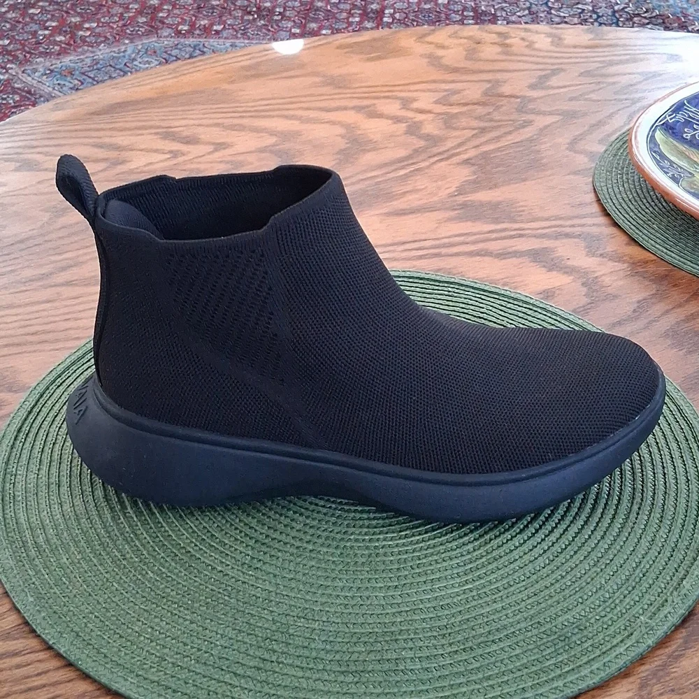 Vivaia Black Water Repellant Comfort Utility Urban Chelsea Ankle Boots Size 40